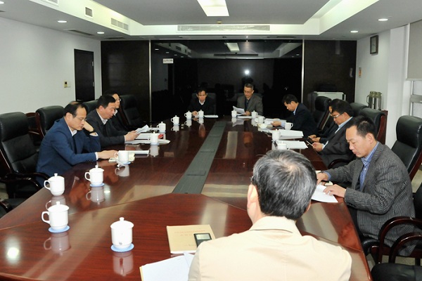 省住房城鄉(xiāng)建設(shè)廳黨組書記顧小平主持召開廳黨組會議，專題學(xué)習(xí)黨的十八屆六中全會精神